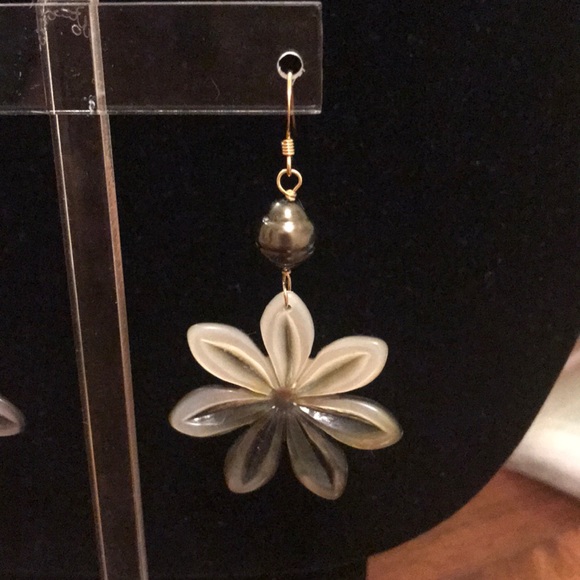 Tahitian pearl earrings with mother of pearl - Picture 2 of 3